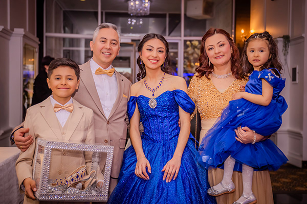 Photographie de fêtes familiales et de quinceañeras à Montréal : des portraits, des rencontres et des moments imprévus qui racontent la célébration.