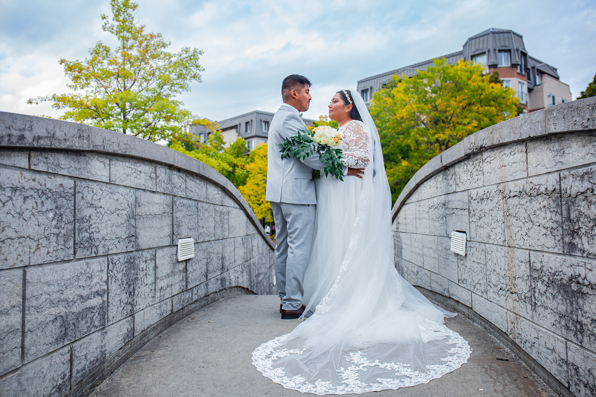 Portrait de couple parmi les fleurs